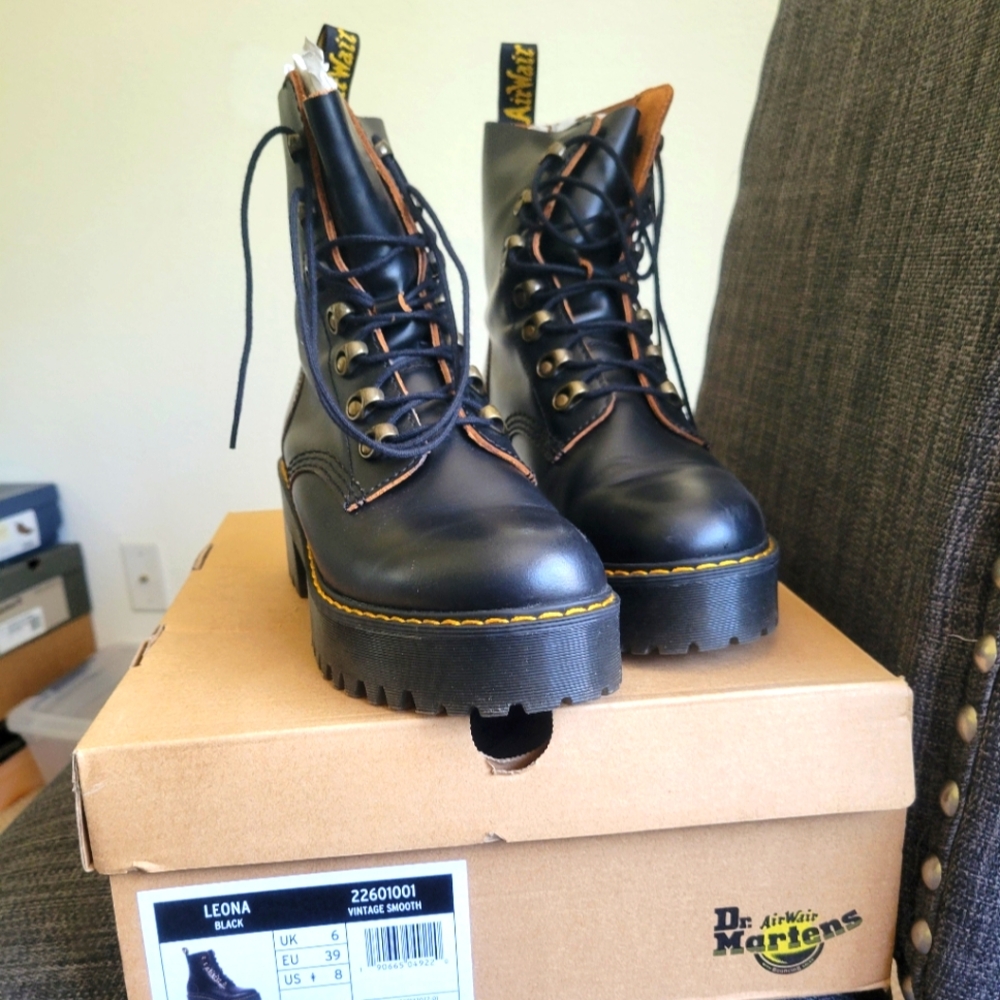 Doc Martens Leona size 8